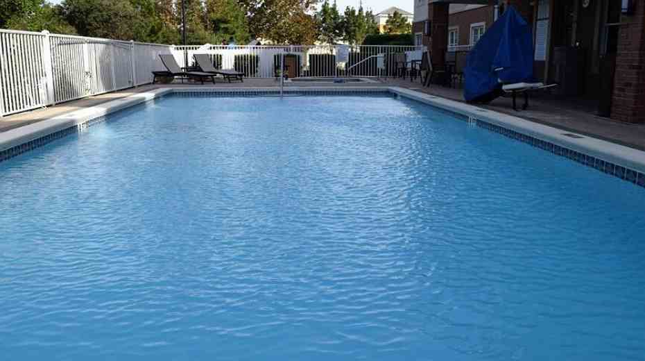 Family pool at Best Western Sugar Sands Suites in Destin Fl
