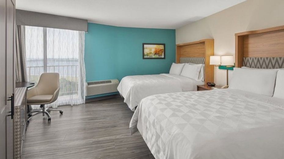Room inside the Holiday Inn Charleston