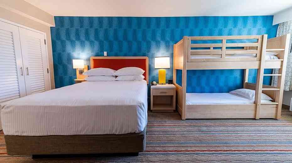 Bunkbed family room at Howard Johnson Anaheim